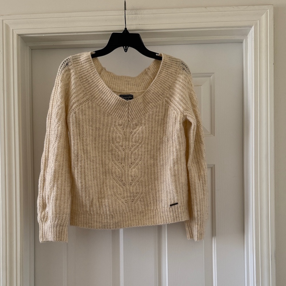 Abercrombie and Fitch Cozy Cream Cable Knit Sweater